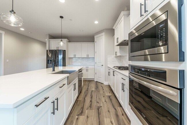 Building Photo - Charming 3-Bedroom, with Office and 2 Bath...