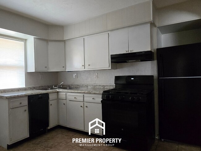 Building Photo - Charming 3BR St. Louis Home w/ Hardwood Floors, Dining Room & Garage