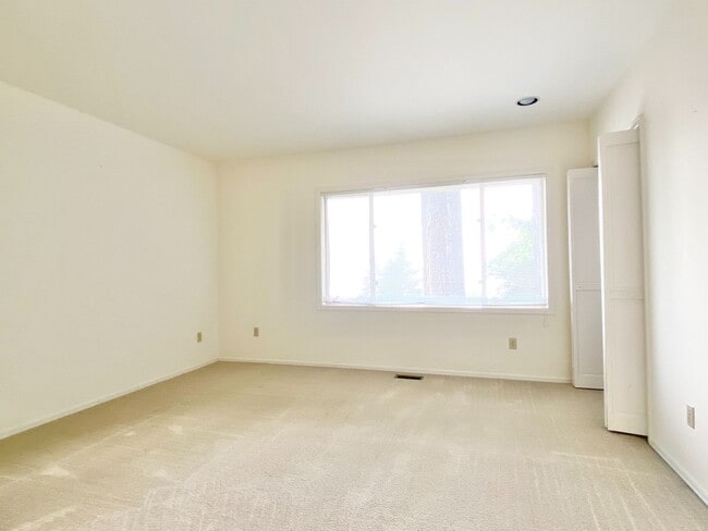 Building Photo - Gorgeous Lakeview Home for rent