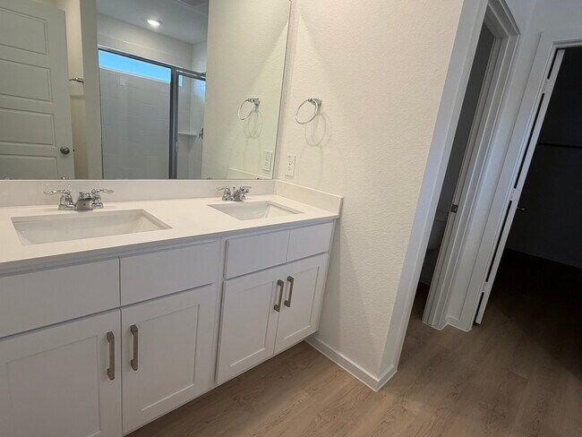 Building Photo - 523 Robin Ct