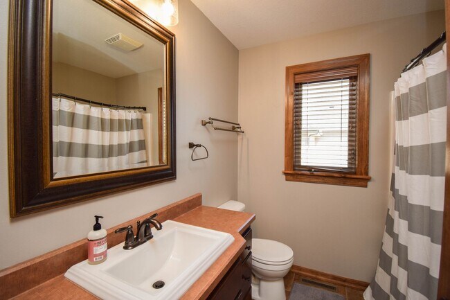 Building Photo - 2204 S Silverthorne Ave