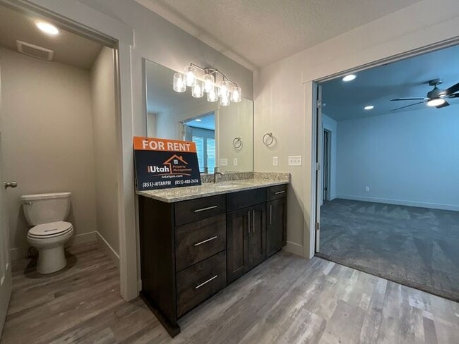 Building Photo - 2 bedroom 2 1/2 bath townhouse