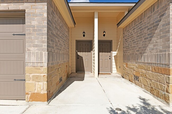 Building Photo - New Braunfels~ Beautiful Luxury 3 Bdrm~Stained Concrete Floors Throughout