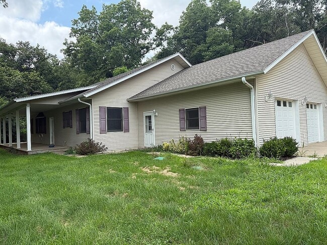 Building Photo - 15024 Peach Ave