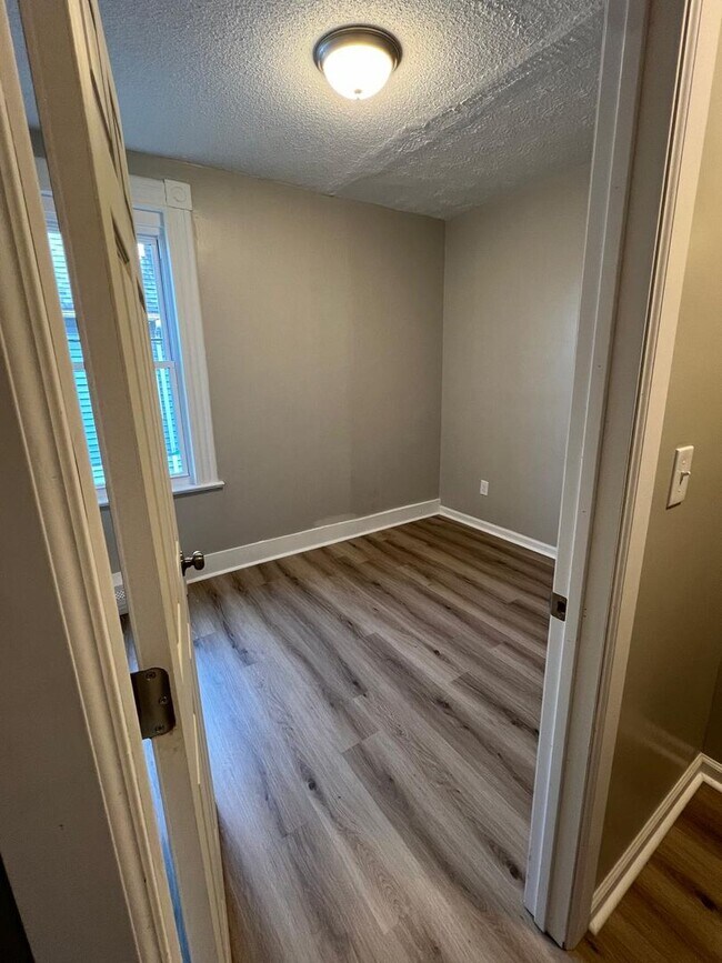 Building Photo - Newly Renovated 3 Bedroom Apartment