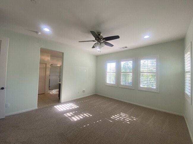 Building Photo - Move-in Ready Townhome in Parklike Community