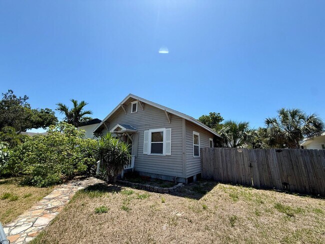 Building Photo - Charming bungalow 3/1 pet friendly blocks from Downtown St. Pete