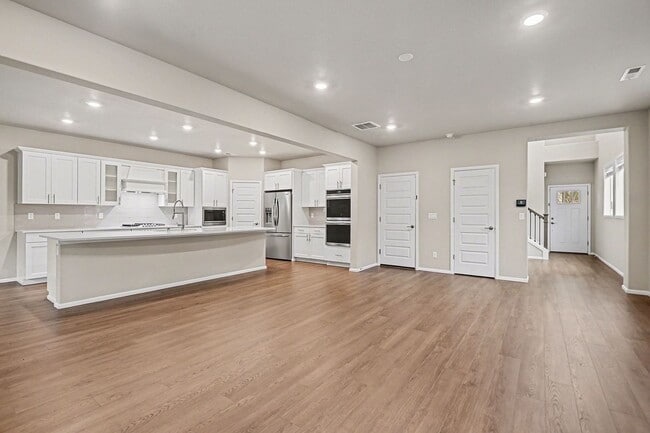 Building Photo - 4 bed 2.5 bath spacious home available for move in NOW