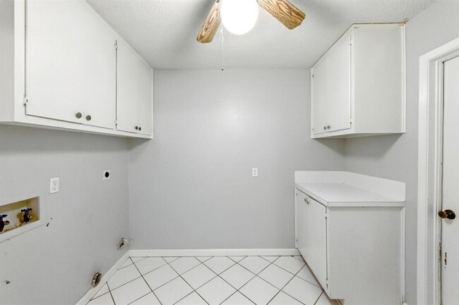 Building Photo - 1009 Rebbeca Dr