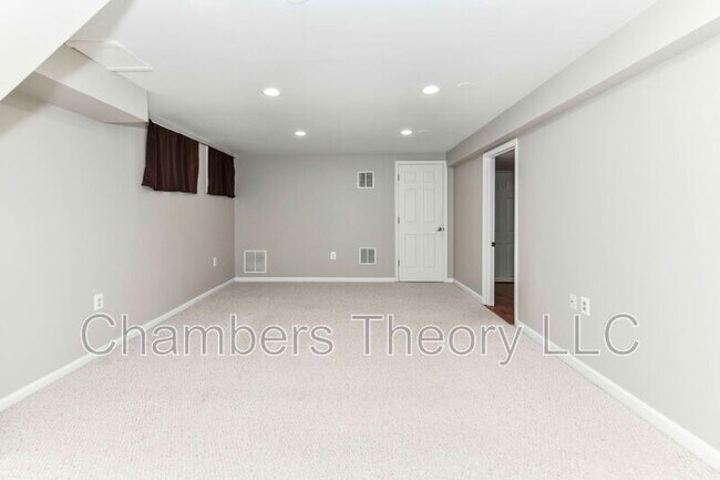 Building Photo - 9205 Hamilton Dr