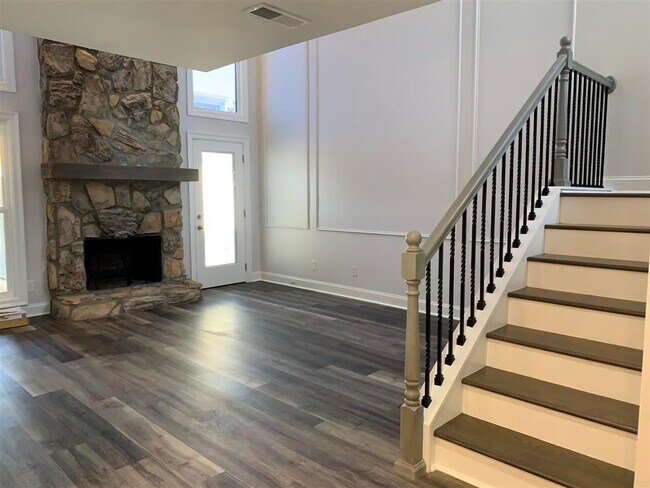 Building Photo - 604 Serramonte Dr