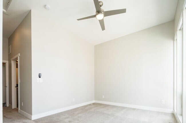 Building Photo - Modern 3 bed / 4 bath, 3 story townhome!