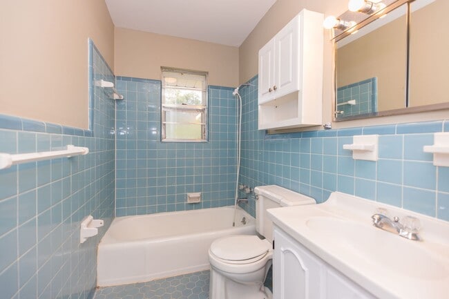 Building Photo - 3 Bedroom