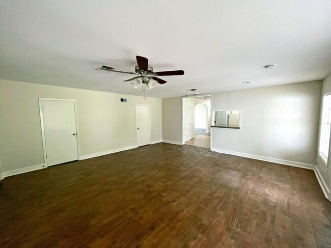 Building Photo - 701 Gardenia Ln