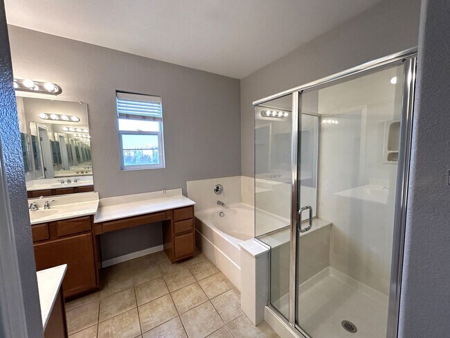 Building Photo - Spacious Elk Grove Townhome!!