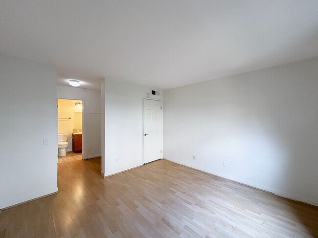 Building Photo - Charming 2BD/2BA Condo in La Mesa W/ A/C, ...
