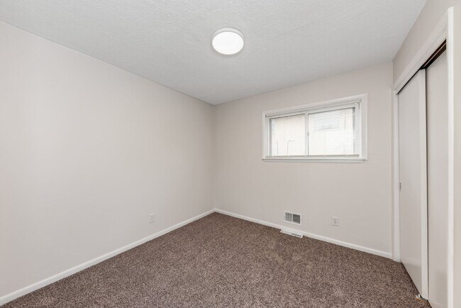 Building Photo - 1272 Zettler Rd
