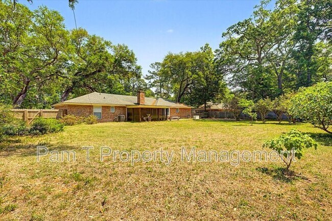 Building Photo - 211 Hillary Rd