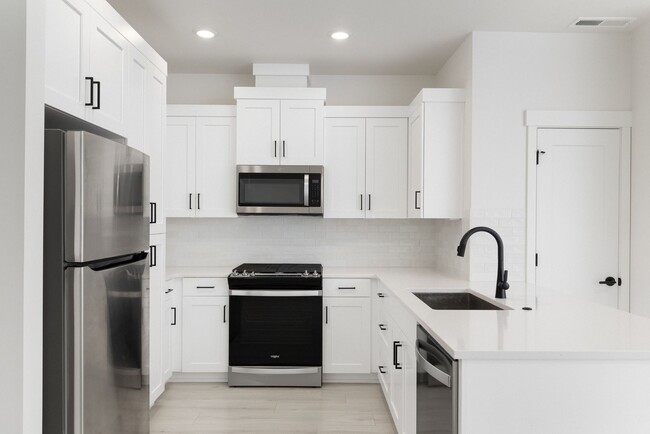 Building Photo - Like-new 3-bedroom, 2.5-bath townhome w/ Garage. Pets OK!