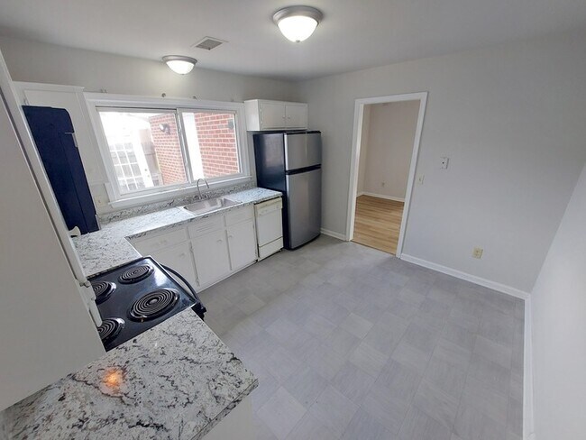 Building Photo - CUTE AND COZY 3 BEDROOM HOME AT BUCKROE BEACH FOR RENT!!!