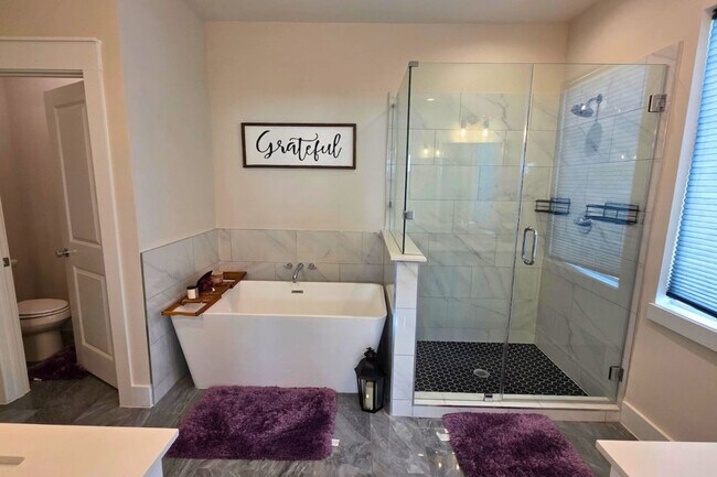 Building Photo - 5342 Donovan Gdns Ln