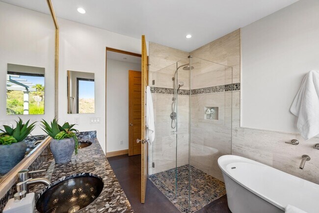 Building Photo - 5572 Rainier St