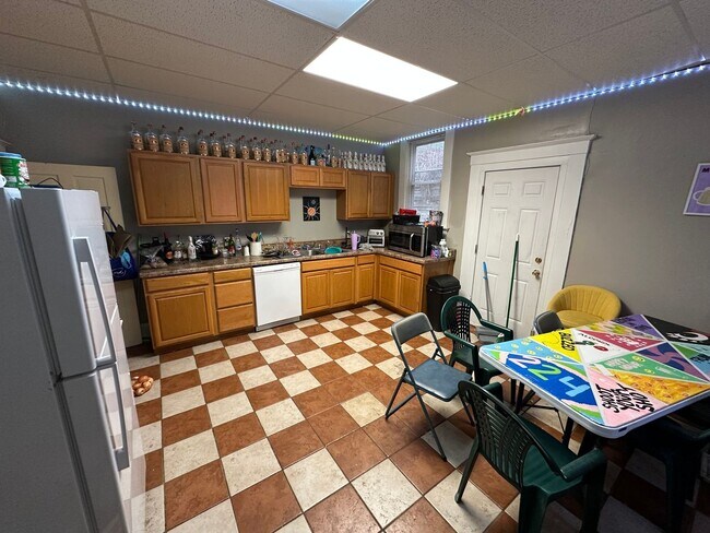 Building Photo - 4 Bedroom House Available Next to UC Campus