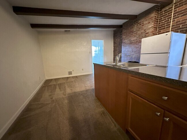 Building Photo - Bright 2BR in Oakland - Close to the University of Pittsburgh! Air Conditioning & On-site Laundry...