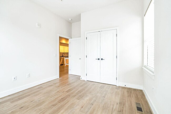 Building Photo - 1339 E St SE