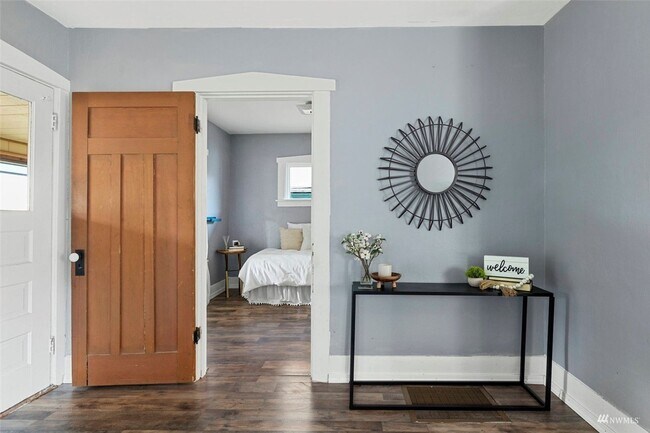 Building Photo - Modern Comfort Meets Vintage Charm – Just Minutes from the Ferry!