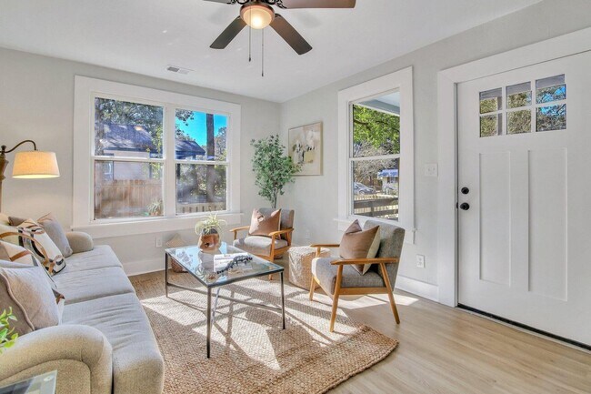 Building Photo - Beautifully renovated 3 bedroom, 2 bathroom home in the heart of North Charleston