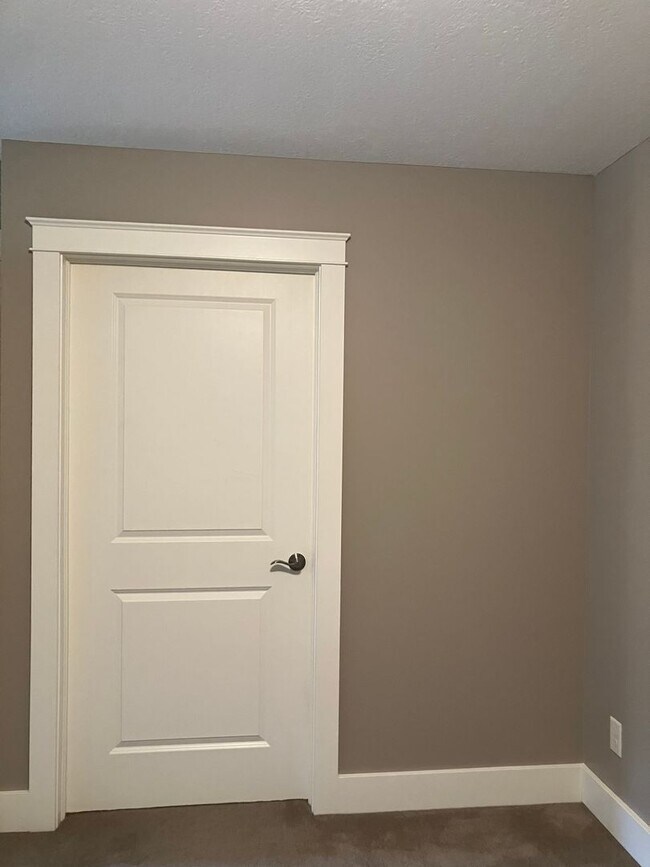 Building Photo - Maintenance free 3 bedroom 2.5 bath home in Stow