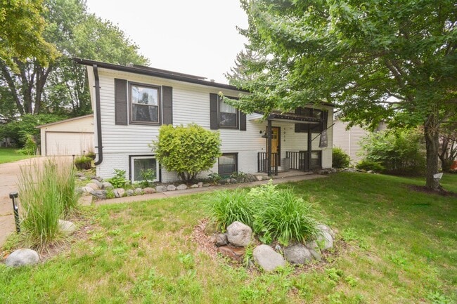 Building Photo - Charming 3-Bed, 2.5-Bath Split-Level Home ...