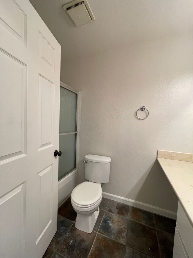 Building Photo - Beautiful Updated 3 Bedroom, 2 1/2 Bath Condo