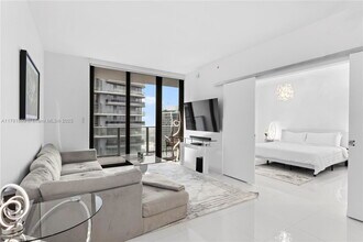 Building Photo - 1010 Brickell Ave