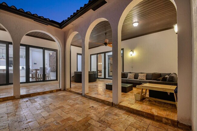 Building Photo - 832 SW 34th Ave