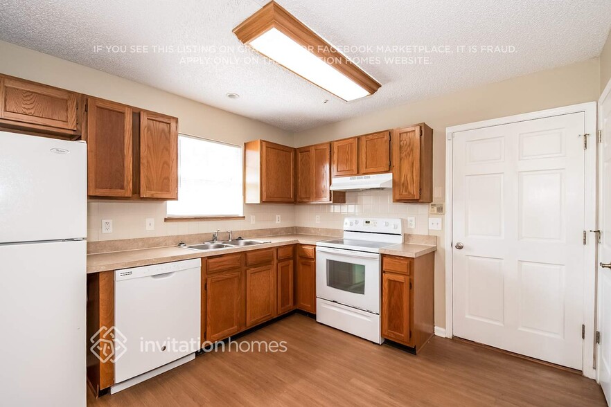 Building Photo - 7761 Pikes Peak Dr