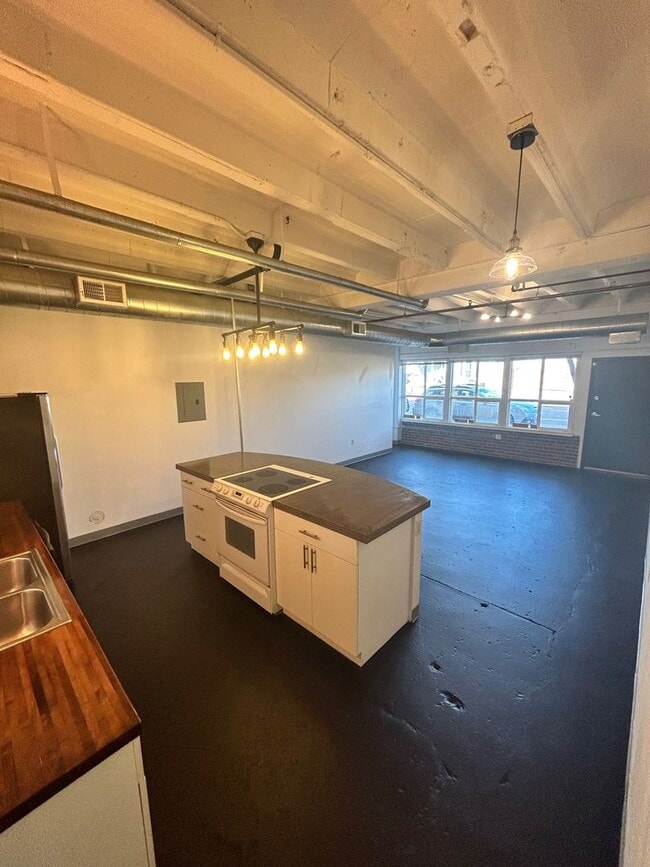 Building Photo - Updated & Spacious Studio Home