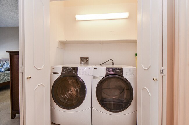 Building Photo - 5150 Hidalgo St