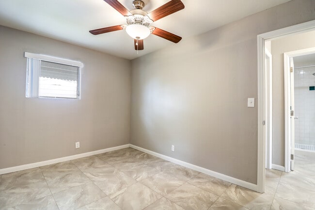 Building Photo - Charming 2Bedroom 2Bath Fully Renovated !