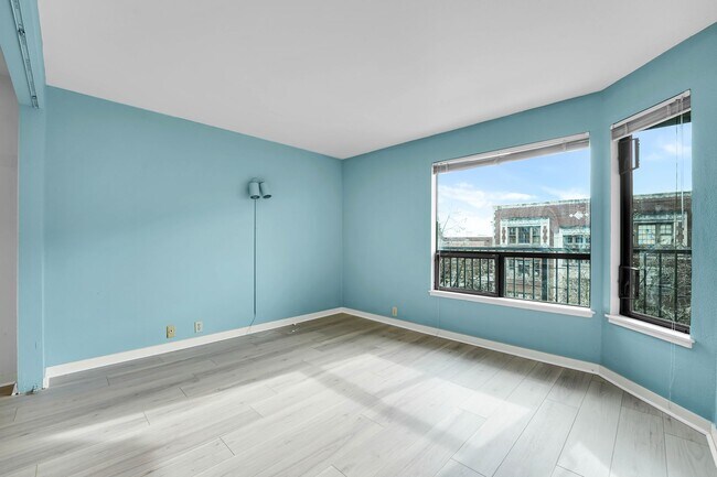 Building Photo - 410 W Roy St