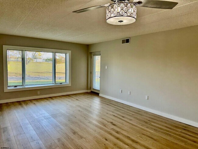 Building Photo - 1108 Dolphin Ave