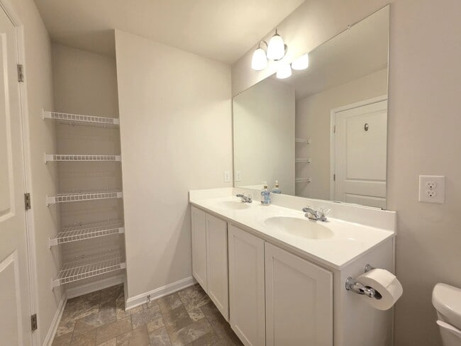 Building Photo - 426 Creekbed Cir