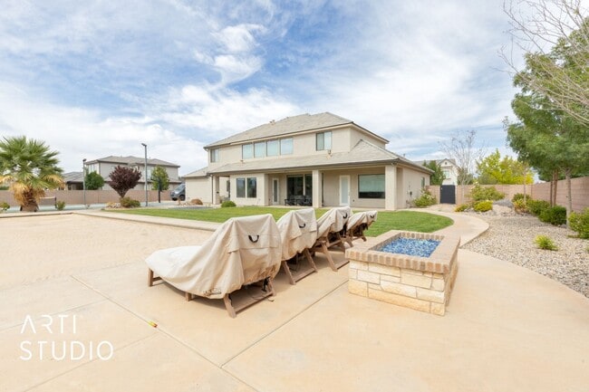Building Photo - Gorgeous 5 bed 4 bath furnished home in Li...