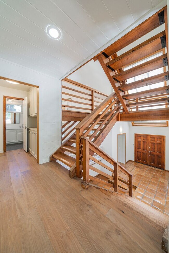Building Photo - Beautifully Renovated Woodland Hills Home