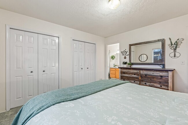 Building Photo - 727 W Clark Ave