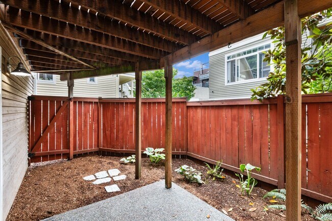 Building Photo - 3Bd/2.5Ba Seattle Home