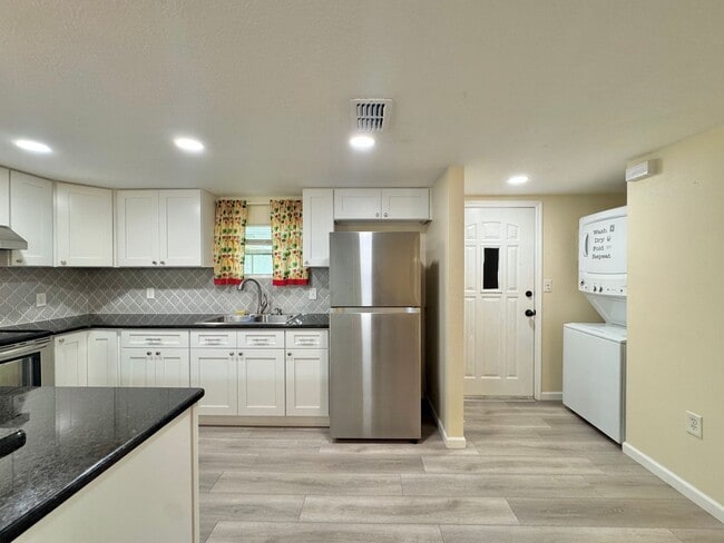 Building Photo - Furnished Apartment - Auburndale