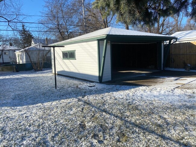 Building Photo - 2010 Capitol Ave