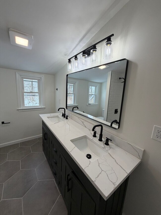 Building Photo - Beautifully Renovated 3/2 in Huge Lot